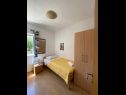 Ferienwohnungen Jak - comfortable apartments: A1-donji(4+1), A2-gornji(4+2) Mirca - Insel Brac  - Ferienwohnung - A2-gornji(4+2): Schlafzimmer