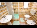Ferienwohnungen Doktor - sea view; A2(9) Mastrinka - Insel Ciovo  - Ferienwohnung - A2(9): Badezimmer mit Toilette