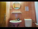Ferienwohnungen Lovre - close to the sea : A1(6), A2(4+1) prizemlje, A3(5) Brela - Riviera Makarska  - Ferienwohnung - A1(6): Badezimmer mit Toilette