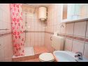Ferienwohnungen und Zimmer Hope - 30m to the sea & seaview: R1(3), R3(3), A2(3), A4(4) Brela - Riviera Makarska  - Ferienwohnung - A2(3): Badezimmer mit Toilette