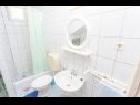 Ferienwohnungen Tomislava - ground floor apartments: A1(2+1), A2(2+3) Makarska - Riviera Makarska  - Ferienwohnung - A2(2+3): Badezimmer mit Toilette