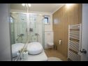 Ferienwohnungen Palmina - comfort apartment: A1 veliki (6),  A2 žuti (4+1), A3 lila (2), SA4 bijeli (2) Makarska - Riviera Makarska  - Ferienwohnung - A1 veliki (6): Badezimmer mit Toilette