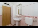 Ferienwohnungen Ennio - free parking: A1(6+2) Makarska - Riviera Makarska  - Ferienwohnung - A1(6+2): Badezimmer mit Toilette