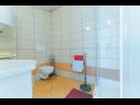 Ferienwohnungen Mari - sea view apartments: A1(2) Borna, A2(4) Iva, A3(4) Silver, A4(4) Red Nemira - Riviera Omis  - Ferienwohnung - A4(4) Red: Badezimmer mit Toilette