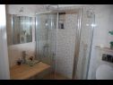 Ferienwohnungen Sima - comfortable family apartments A1 Šima(4+2) Omis - Riviera Omis  - Ferienwohnung - A1 Šima(4+2): Badezimmer mit Toilette