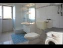 Ferienwohnungen Ana - quiet and peaceful: A1(4+1), A2(4+1) Maslinica - Insel Solta  - Ferienwohnung - A2(4+1): Badezimmer mit Toilette