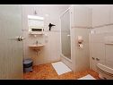 Ferienwohnungen und Zimmer Anka - with open jacuzzi: SA4(2), SA2(2), R1(2), R3(2), R5(2) Podstrana - Riviera Split  - Zimmer - R3(2): Badezimmer mit Toilette