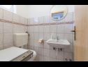 Ferienwohnungen Vini- beautiful garden and terrase A4(4+2) Podstrana - Riviera Split  - Ferienwohnung - A4(4+2): Badezimmer mit Toilette