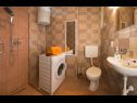 Ferienwohnungen Zdrav - with big terrace: A1(4) Split - Riviera Split  - Ferienwohnung - A1(4): Badezimmer mit Toilette