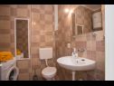 Ferienwohnungen Zdrav - with big terrace: A1(4) Split - Riviera Split  - Ferienwohnung - A1(4): Badezimmer mit Toilette