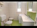 Ferienwohnungen Laura - 20m from the sea A4(6) Trogir - Riviera Trogir  - Ferienwohnung - A4(6): Badezimmer mit Toilette