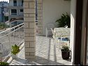 Ferienwohnungen Tone - spacious and comfortable: A1 zuti(5+2), A2 plavi(5+2) Trogir - Riviera Trogir  - Ferienwohnung - A1 zuti(5+2): überdachte Terasse