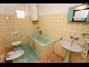 Ferienwohnungen Mar - 10m from the sea: A1(5+1), A2(6) Vinisce - Riviera Trogir  - Ferienwohnung - A1(5+1): Badezimmer mit Toilette