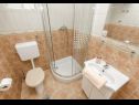 Ferienhaus More - garden shower: H(10+2) Vinisce - Riviera Trogir  - Kroatien - H(10+2): Badezimmer mit Toilette