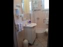 Ferienwohnungen Josip - 5 m from beach: A1(6) Vinisce - Riviera Trogir  - Ferienwohnung - A1(6): Badezimmer mit Toilette