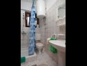 Ferienwohnungen und Zimmer Voyasi - 60 m from sea: A1(2), A2(2), A4(2), A6(2), A7(4), R5(2) Starigrad-Paklenica - Riviera Zadar  - Ferienwohnung - A6(2): Badezimmer mit Toilette
