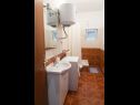 Ferienwohnungen Ivica - 150 m from sea: A1(7), A2(4) Mastrinka - Insel Ciovo  - Ferienwohnung - A1(7): Badezimmer mit Toilette