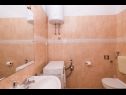 Ferienwohnungen Ivica - garden terrace A1(2), A2(2+2) Slatine - Insel Ciovo  - Ferienwohnung - A1(2): Badezimmer mit Toilette