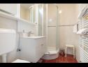 Ferienwohnungen und Zimmer Villa Bouganvillea - sea view & garden: A1 Deluxe (2+1), A2 Superior (2+1), A3 Comfort (2+1), A4 Premium (2+1), R1 Deluxe (2), R2 Comfort (2) Mlini - Riviera Dubrovnik  - Zimmer - R1 Deluxe (2): Badezimmer mit Toilette