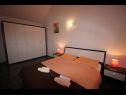 Ferienhaus Kris - quiet and romantic: H(8+2) Brela - Riviera Makarska  - Kroatien - H(8+2): Schlafzimmer