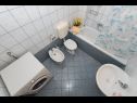 Ferienwohnungen Stan - with pool : A1(4) Makarska - Riviera Makarska  - Ferienwohnung - A1(4): Badezimmer mit Toilette