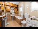 Ferienwohnungen Stipe - comfortable apartment for 6 person: A(4+2) Makarska - Riviera Makarska  - Ferienwohnung - A(4+2): Badezimmer mit Toilette