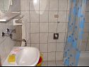 Ferienwohnungen Dragan - Economy Apartments: A1 Veci (4+1), A2 Manji (4+1) Jezera - Insel Murter  - Ferienwohnung - A2 Manji (4+1): Badezimmer mit Toilette