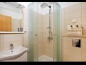 Ferienhaus Miho - with pool : H(12+4) Omis - Riviera Omis  - Kroatien - H(12+4): Badezimmer mit Toilette