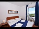 Ferienwohnungen Rene - seaview & parking space: A1(2+2), A2(2+2), A3(6+2) Omis - Riviera Omis  - Ferienwohnung - A1(2+2): Schlafzimmer
