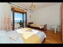 Ferienwohnungen Franka - beautiful sea view & parking: A1(3), A2(2+2), A3(2+2), A4(3+1) Stanici - Riviera Omis  - Ferienwohnung - A1(3): Schlafzimmer