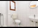 Ferienwohnungen Neva - 50m from the sea A1(2+1), A2(2+1), SA3(3) Sumpetar - Riviera Omis  - Ferienwohnung - A1(2+1): Badezimmer mit Toilette