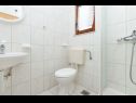 Ferienwohnungen Neva - 50m from the sea A1(2+1), A2(2+1), SA3(3) Sumpetar - Riviera Omis  - Ferienwohnung - A2(2+1): Badezimmer mit Toilette