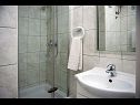 Ferienwohnungen Robi - 50m from beach SA2(2+1), SA4(2+1), R1(2), R3(2) Podstrana - Riviera Split  - Zimmer - R1(2): Badezimmer mit Toilette