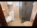 Ferienwohnungen Božo - in centre: A1(3+1) Split - Riviera Split  - Ferienwohnung - A1(3+1): Badezimmer mit Toilette