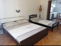 Ferienwohnungen Anka- comfortable and affordable A2(3+2), A1(6) Marina - Riviera Trogir  - Ferienwohnung - A2(3+2): Schlafzimmer