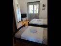Ferienwohnungen Anka- comfortable and affordable A2(3+2), A1(6) Marina - Riviera Trogir  - Ferienwohnung - A2(3+2): Schlafzimmer