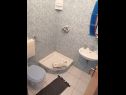 Ferienwohnungen Anka- comfortable and affordable A2(3+2), A1(6) Marina - Riviera Trogir  - Ferienwohnung - A2(3+2): Badezimmer mit Toilette