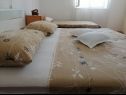 Ferienwohnungen Anka- comfortable and affordable A2(3+2), A1(6) Marina - Riviera Trogir  - Ferienwohnung - A1(6): Schlafzimmer