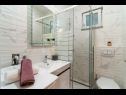 Ferienwohnungen Lux 1 - heated pool: A1(4), A4(4) Marina - Riviera Trogir  - Ferienwohnung - A4(4): Badezimmer mit Toilette