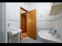 Ferienwohnungen Ivanka - 200 m from sea: A1(4) Trogir - Riviera Trogir  - Ferienwohnung - A1(4): Badezimmer mit Toilette
