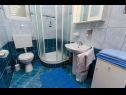 Ferienwohnungen Iva - 150m from the beach: A1(4), A3(3), SA2(2) Trogir - Riviera Trogir  - Ferienwohnung - A1(4): Badezimmer mit Toilette