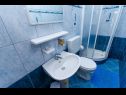 Ferienwohnungen Iva - 150m from the beach: A1(4), A3(3), SA2(2) Trogir - Riviera Trogir  - Ferienwohnung - A3(3): Badezimmer mit Toilette