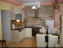 Ferienwohnungen und Zimmer Jare - in old town R1 zelena(2), A2 gornji (2+2) Trogir - Riviera Trogir  - Küche und Speisezimmer