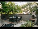 Ferienwohnungen Florio - garden & free parking: A1(5) Trogir - Riviera Trogir  - Kamin