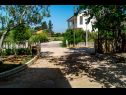 Ferienwohnungen Mediteran - private parking: A1(2+1) Privlaka - Riviera Zadar  - Hof