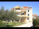 Ferienwohnungen Mediteran - private parking: A1(2+1) Privlaka - Riviera Zadar  - Haus