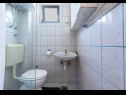 Ferienhaus Dali - with pool and view: H(8+2) Razanac - Riviera Zadar  - Kroatien - H(8+2): Badezimmer mit Toilette