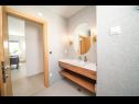 Ferienwohnungen Vrsi beautiful apartments with pool A1(4), A2(4), A3(4) Vrsi - Riviera Zadar  - Ferienwohnung - A2(4): Badezimmer mit Toilette