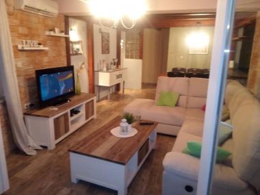 Ferienwohnungen Tanja - comfortable and close to the sea A1(6) Tisno - Insel Murter 