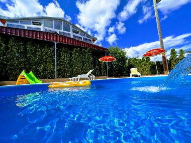 Ferienwohnungen Marta - private pool & parking: A1(5) Kastel Novi - Riviera Split 